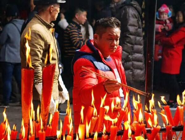 烧香拜佛时，这五大禁忌要知道，有钱人都避开了，并非全是假的！  -图2