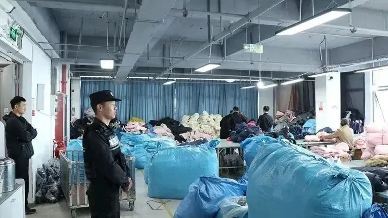 羽绒服里竟然不含“绒”？警方出手！一图读懂如何辨真假→  -图4